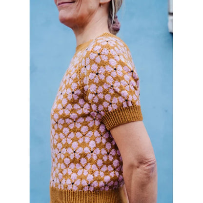 Strikkekit: Bella Bluse – farverig mønsterstrik med blomster (garn + gratis opskrift)