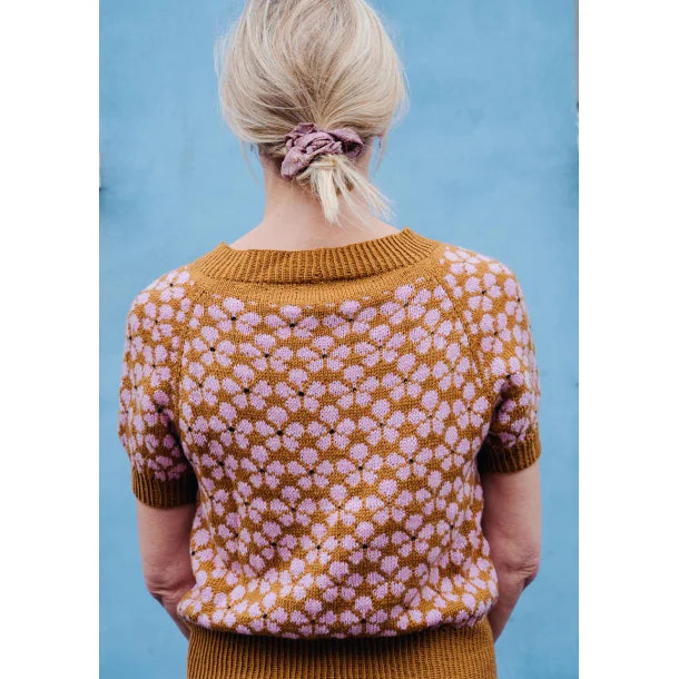 Strikkekit: Bella Bluse – farverig mønsterstrik med blomster (garn + gratis opskrift)