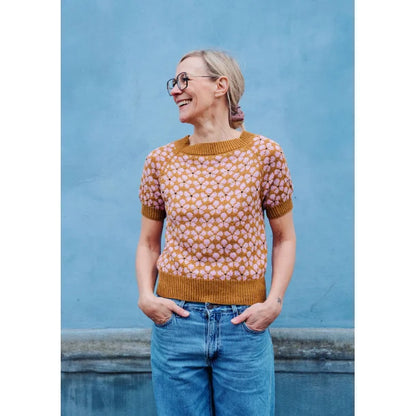 Strikkekit: Bella Bluse – farverig mønsterstrik med blomster (garn + gratis opskrift)