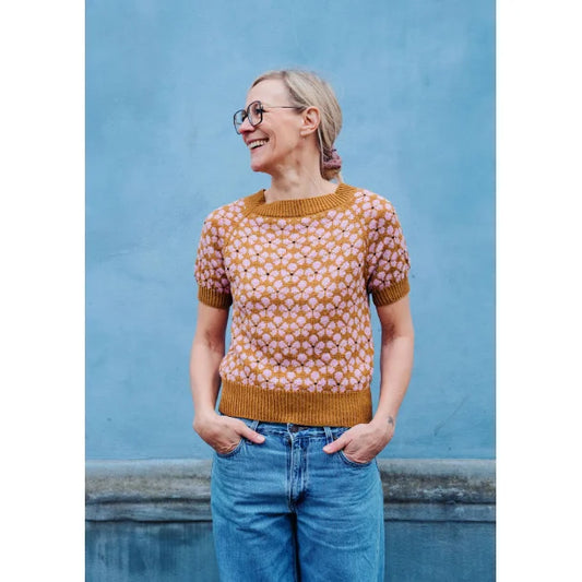 Strikkekit: Bella Bluse – farverig mønsterstrik med blomster (garn + gratis opskrift)