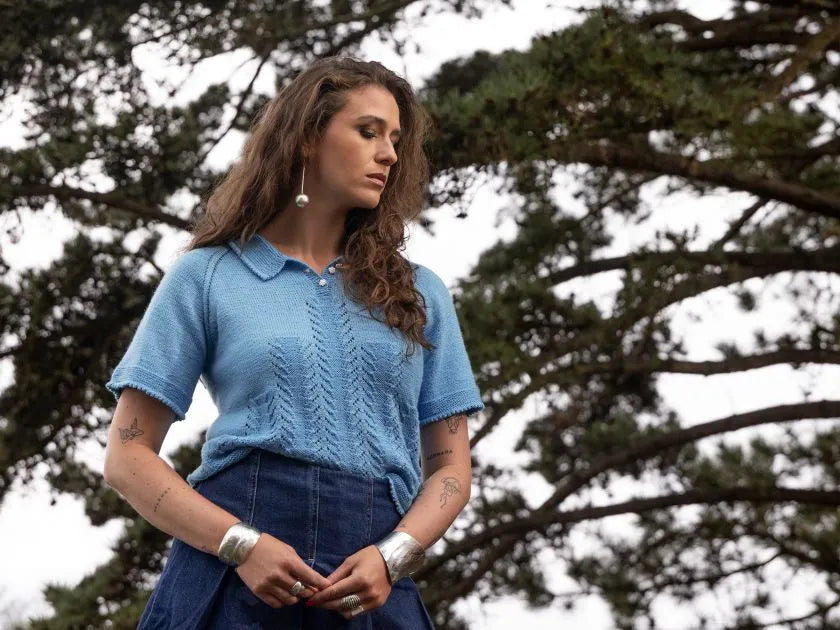 Strikkekit: Blue Hawaii – elegant sommerpolo med hulmønster (garn + gratis opskrift)