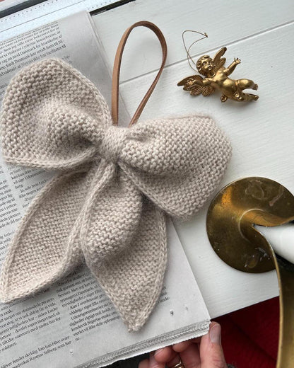 Opskrift: December Bow – dansk strikkeopskrift