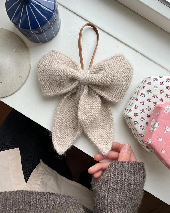 Opskrift: December Bow – dansk strikkeopskrift