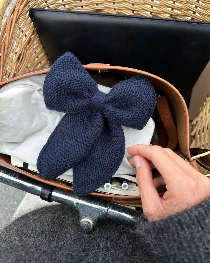Opskrift: December Bow – dansk strikkeopskrift