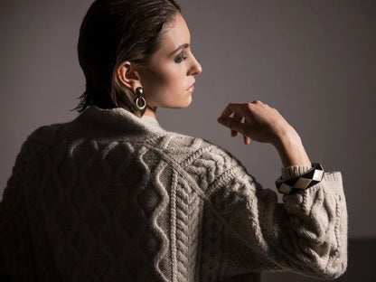 Strikkekit: Fisherman Cardigan – klassisk cardigan med smukke snoninger (garn + gratis opskrift)