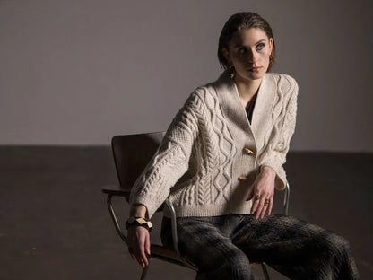 Strikkekit: Fisherman Cardigan – klassisk cardigan med smukke snoninger (garn + gratis opskrift)