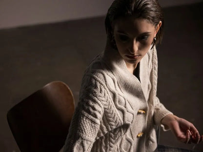 Strikkekit: Fisherman Cardigan – klassisk cardigan med smukke snoninger (garn + gratis opskrift)