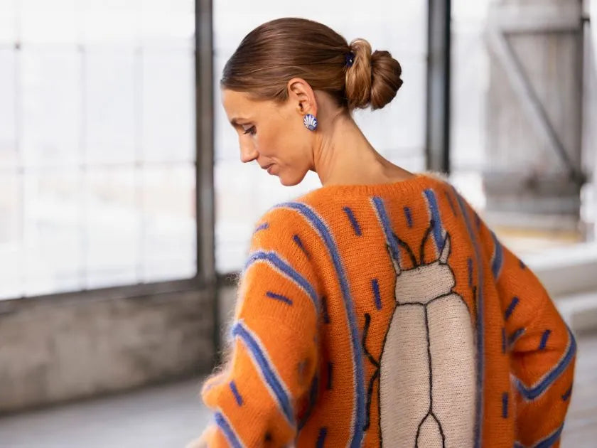 Strikkekit: Khepri – sweater med billemotiv (garn + gratis opskrift)