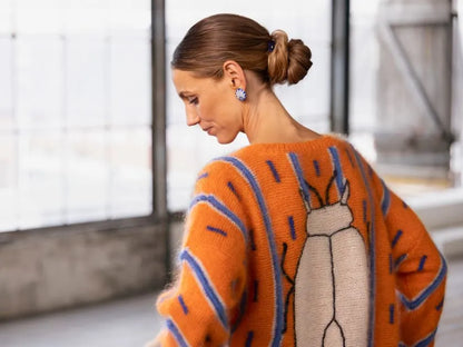Strikkekit: Khepri – sweater med billemotiv (garn + gratis opskrift)