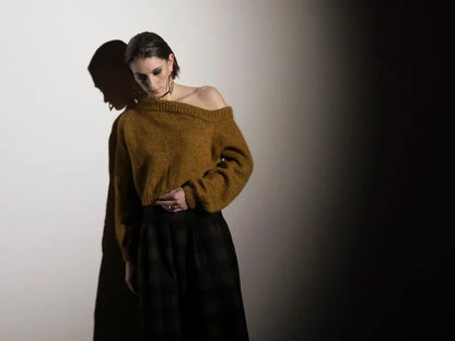 Strikkekit: Stine – blød off-shoulder sweater med elegant pasform (garn + gratis opskrift)