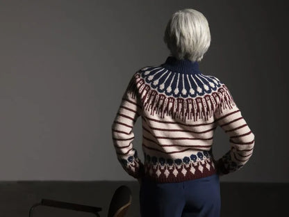 Strikkekit: Tove – farverigt mønsterstrik med smukt rundt bærestykke (garn + gratis opskrift)