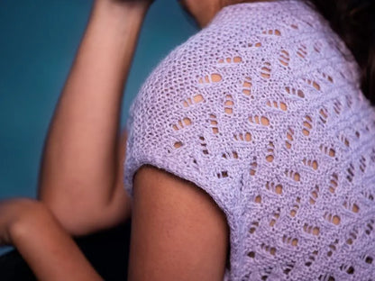 Strikkekit: Lavender Haze – let sommertop med hulmønster (garn + gratis opskrift)