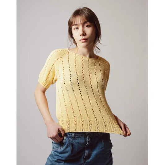 Strikkekit: Freya – feminin sommerbluse med elegante hulmønsterdetaljer (garn + gratis opskrift)