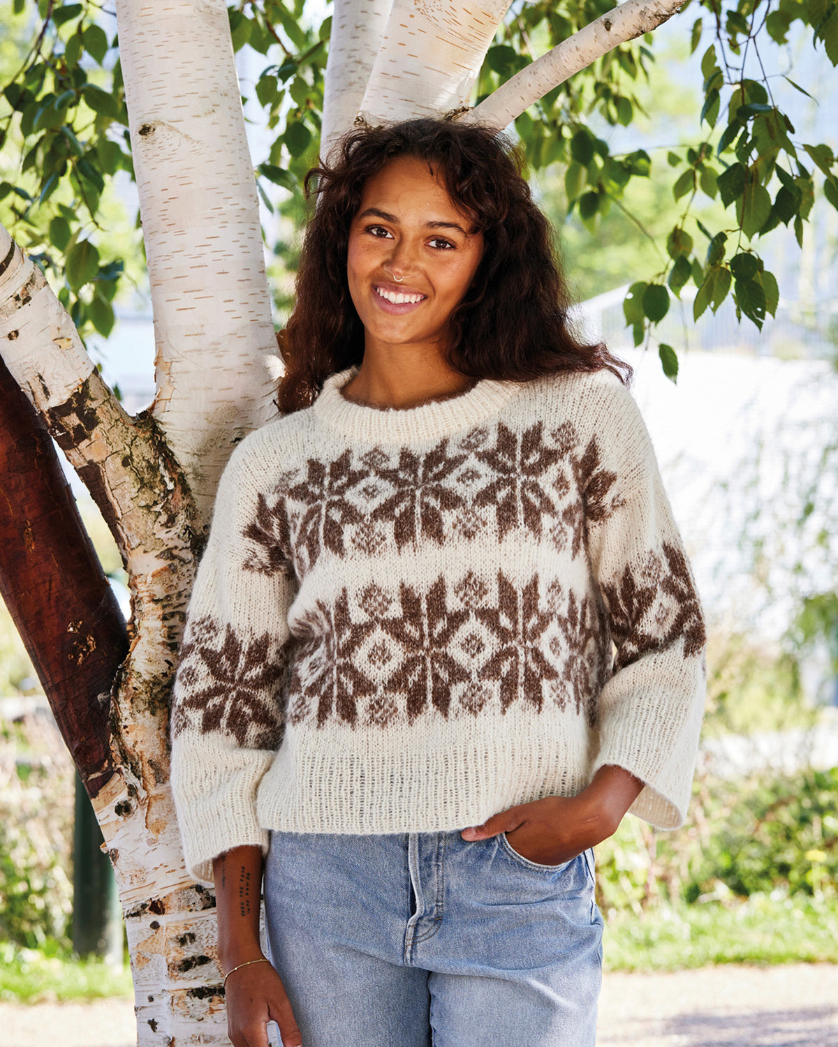 Strikkekit: Nanna – Kort bluse med isblomster (garn + opskrift)
