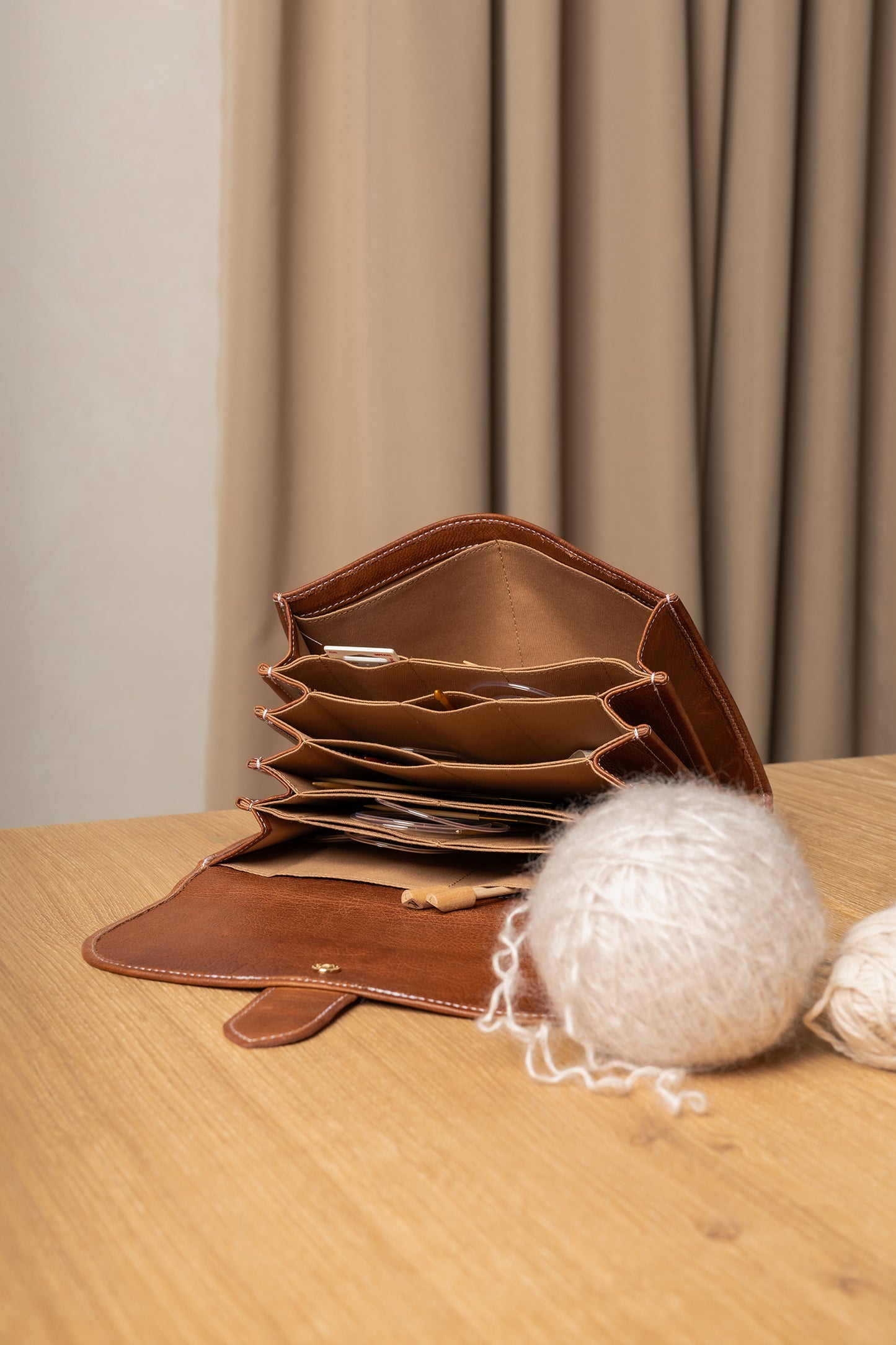 PROJECT 18 – Organizer til rundpinde og hæklenåle (Gylden valdnød)