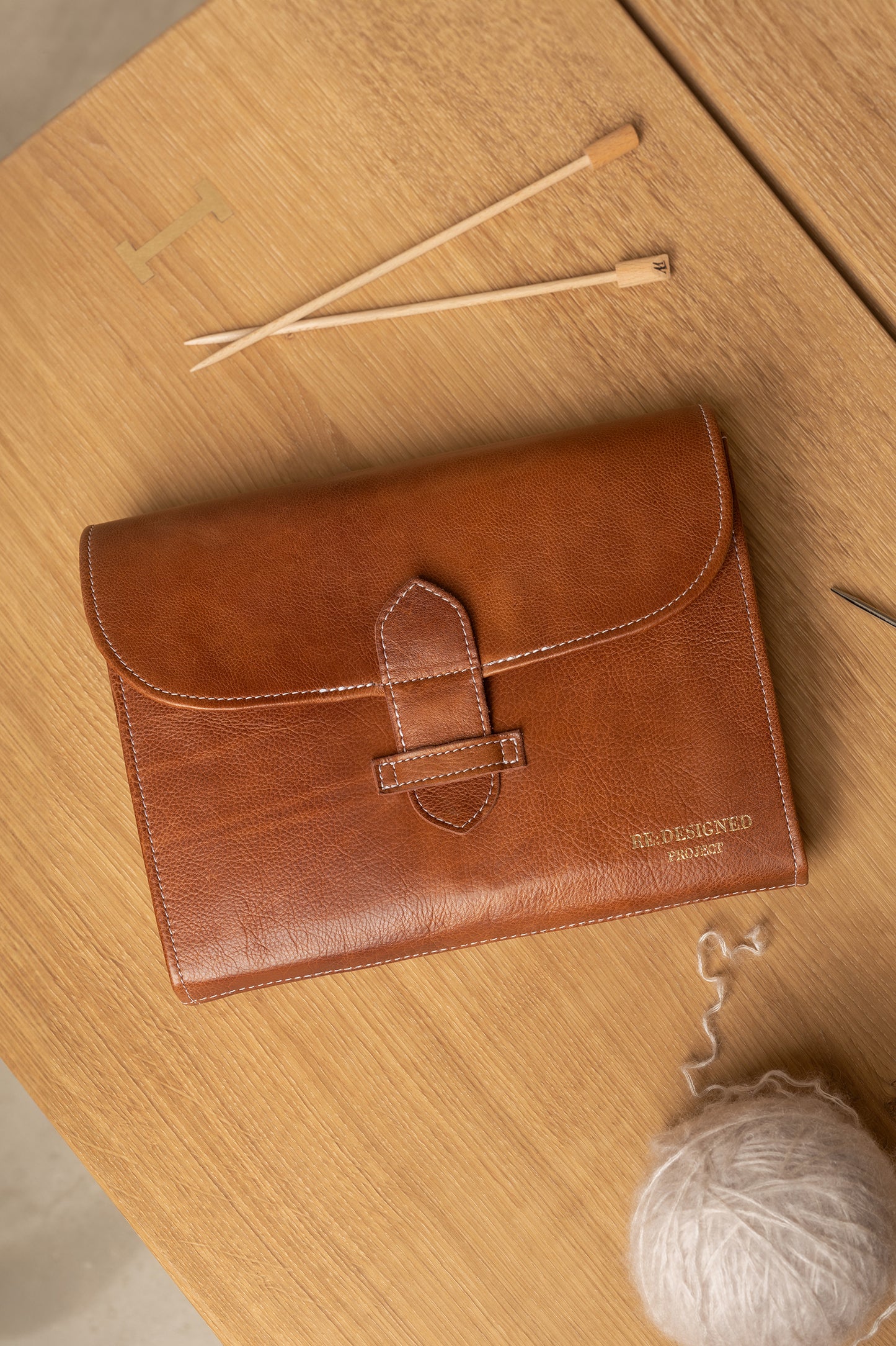 PROJECT 18 – Organizer til rundpinde og hæklenåle (Gylden valdnød)