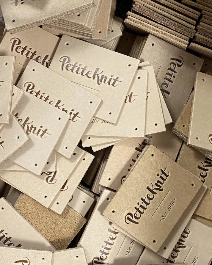 PetiteKnit Est. 2016 Læderlabel – Natur