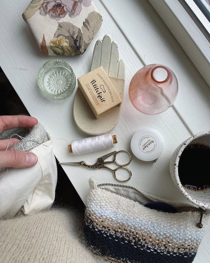 PetiteKnit Storkesaks – gylden broderisaks