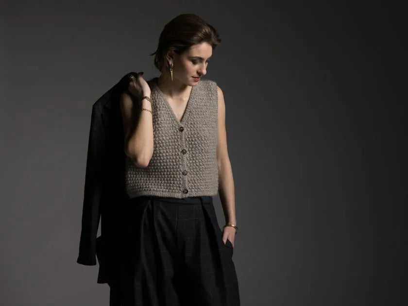 Strikkekit: Ronja – moderne vest med smuk struktur (garn + opskrift inkluderet)