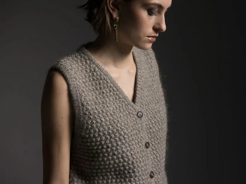 Strikkekit: Ronja – moderne vest med smuk struktur (garn + opskrift inkluderet)