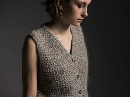 Strikkekit: Ronja – moderne vest med smuk struktur (garn + opskrift inkluderet)