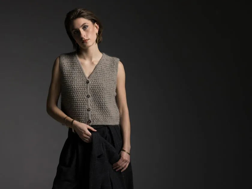 Strikkekit: Ronja – moderne vest med smuk struktur (garn + opskrift inkluderet)
